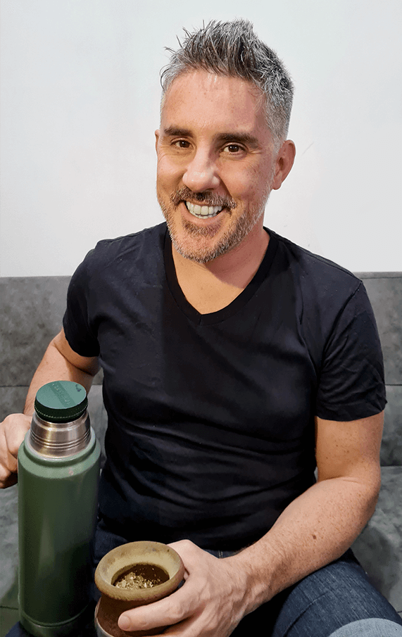 Fotografía de Sebastián Leal, mirando a cámara y sonriendo.