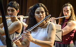 Fotografía de tres flautistas tocando su instrumento