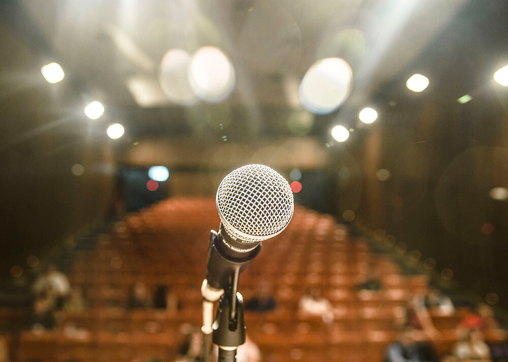 micrófono de cara al público